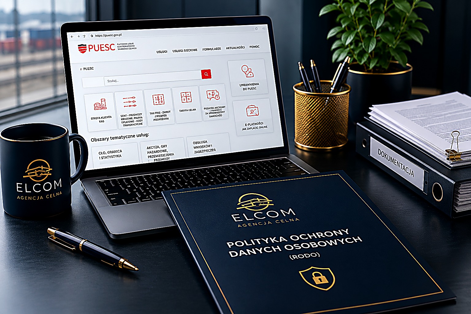 Stanowisko pracy agenta celnego z platformą PUESC na ekranie laptopa oraz dokumentacją Agencji Celnej ELCOM